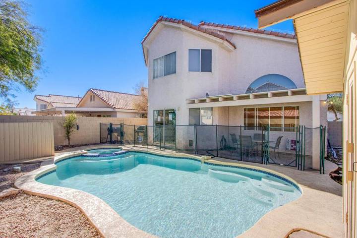 Chalet para 14 personas, con piscina y jardín además de jacuzzi y sauna - 1
