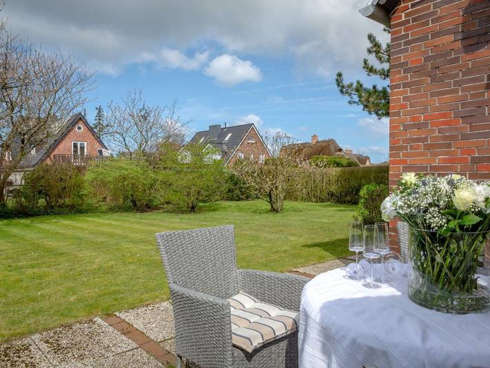 Ganze Ferienwohnung, Ferienwohnung Charlie - Idyllische Erdgeschosswohnung mit Garten in zentraler Lage von Wenningstedt in Wenningstedt, Sylt