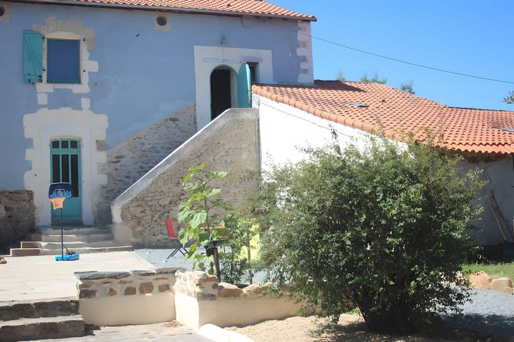 Cottage 'L'entredeux' with Shared Terrace, Shared Garden and Wi-Fi in Saint-Viaud, Loiredalen