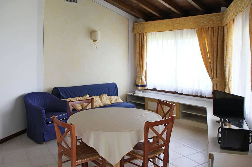 Schönes  Ferienhaus für 4 Personen mit  W-Lan, Klimaanlage, Pool, Tv und Terrasse in Padenghe sul Garda, Gardasee-Berge