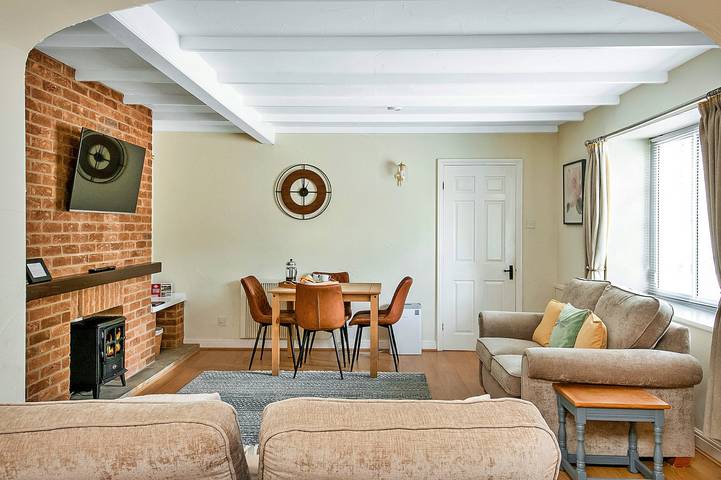 Villa with pool for 4 people, with hot tub and sauna as well as garden, with pets in England