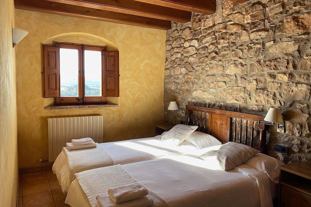 Les Corts de Cal Farrés, maison rurale à 1 h. de Bcn : piscine, barbecue, jardin in Calonge de Segarra, Barcelone l'intérieur des terres