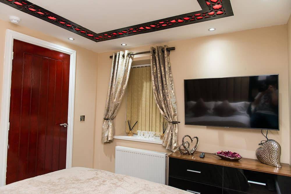 Entire apartment, Aphrodite Suites - The Sanctuary Hot Tub Spa Suite in Huddersfield, West Yorkshire