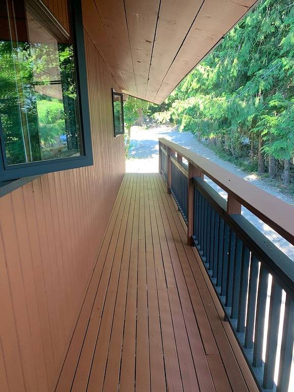 Nelson Beach Chalet 5 Bedroom Waterfront House in Whitewater Ski Resort