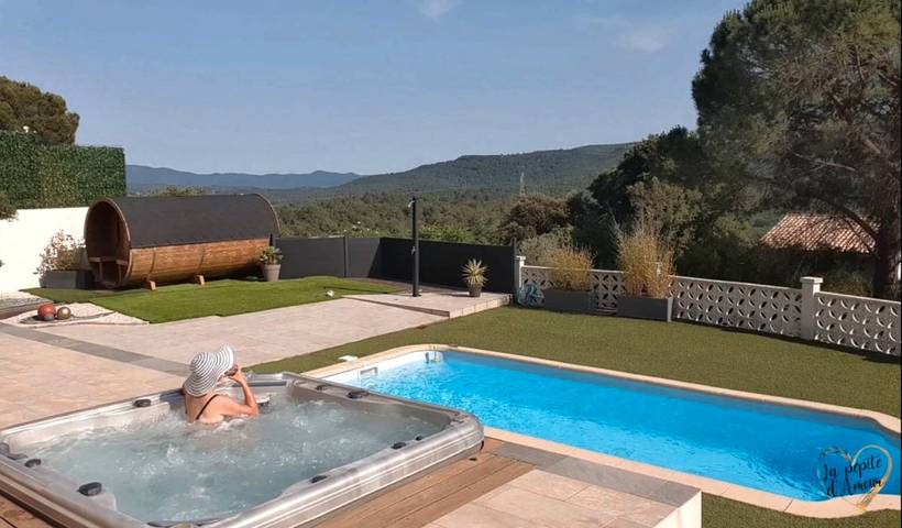 Villa pour 2 personnes, avec jacuzzi ainsi que sauna et jardin dans le Var