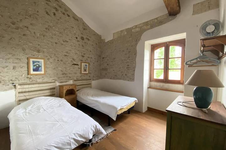 Location de vacances pour 28 personnes, avec jardin et terrasse à Ronsenac - 4