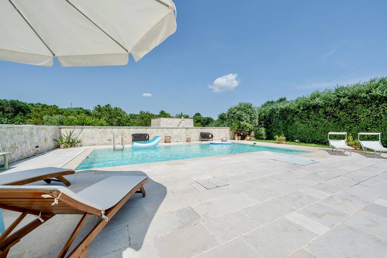 Villa 'Del Sole' con piscina condivisa, Wi-Fi e aria condizionata in Ostuni, Salento
