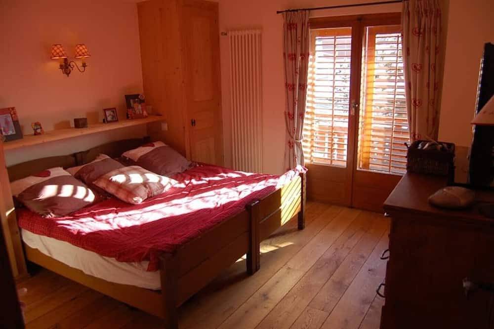 Entire apartment, Chalet Style Apartment 2 min Flat Walk from Le Médran main lift! in Bagnes, Wallisian Alps