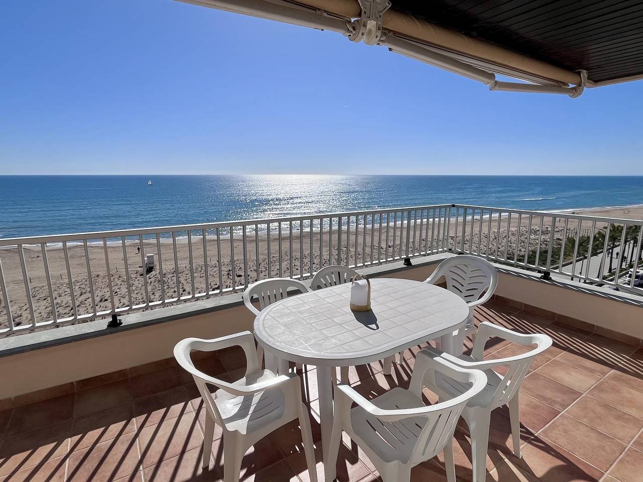 Apartamento vacacional entero, Amplio apartamento en primera línea de mar con espectaculares vistas in Platja de l'Estany - el Mas Mel (Calafell), Calafell