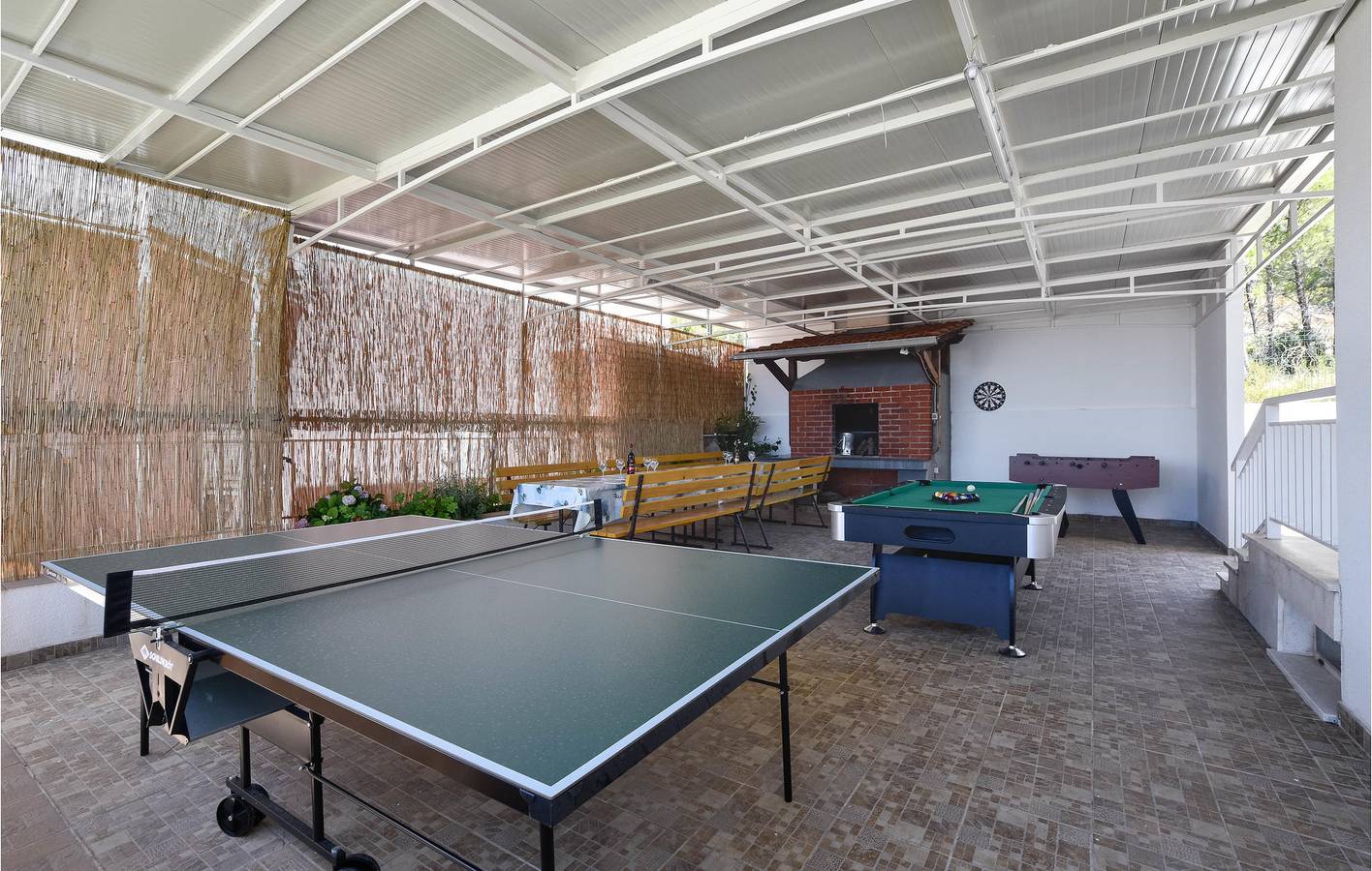 Spacious 2-Bed Apartment with Pool, Wi-Fi & Just 900m to Beach in Grljevac (Podstrana), Podstrana