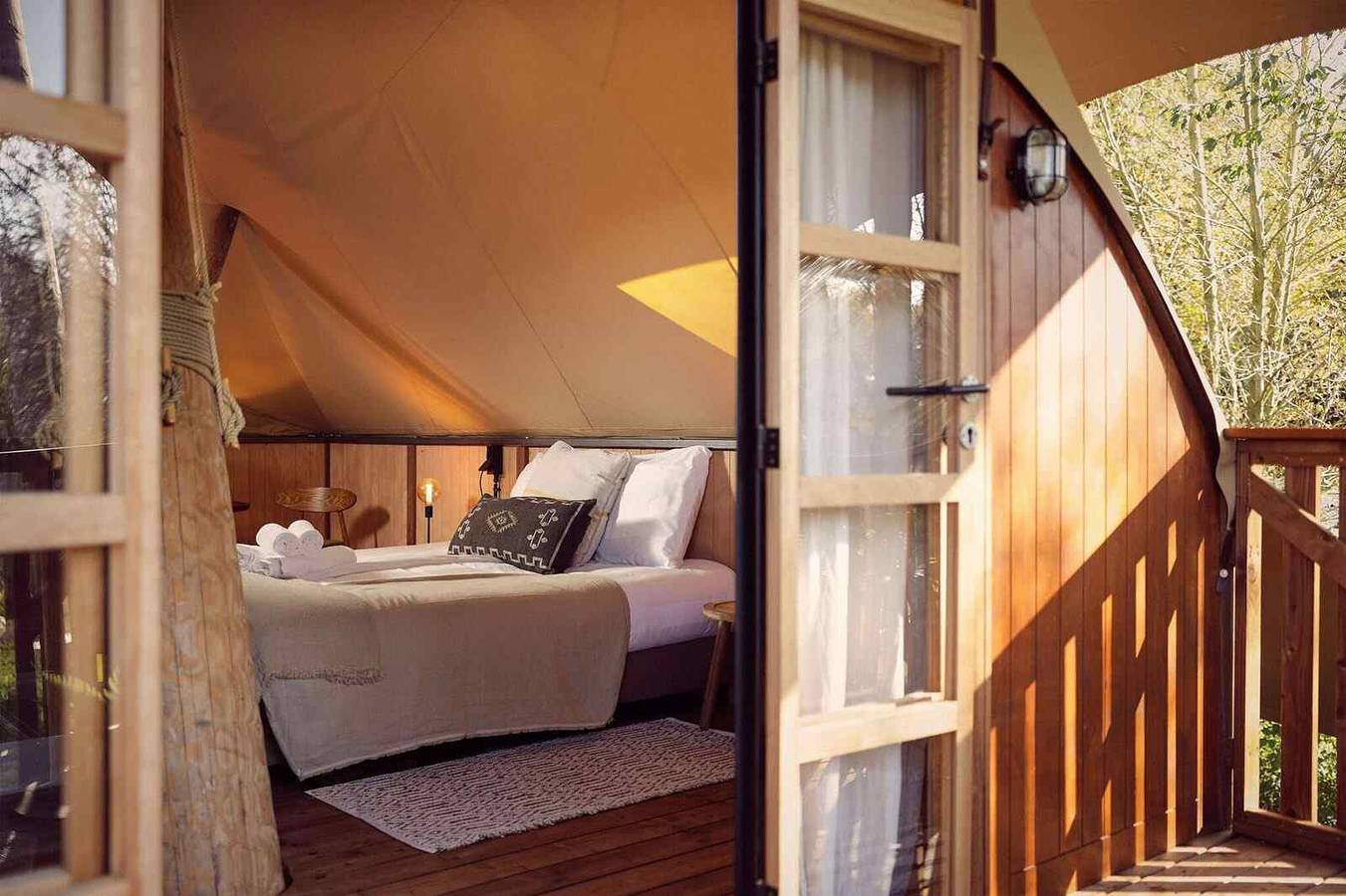 Uniek 6 persoons Glampingverblijf, met hottub, nabij Zeewolde in het Horsterwold in Flevoland