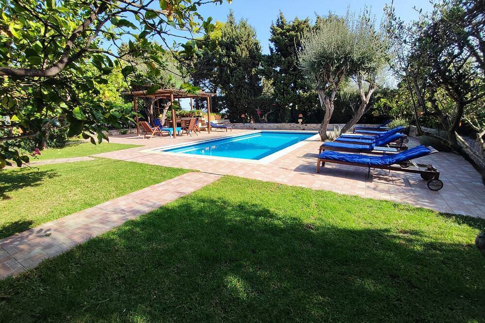 Villetta Basiluzzo, with shared pool and access to the beach in Faro Capo Vaticano, Vibo Valentia Provinz