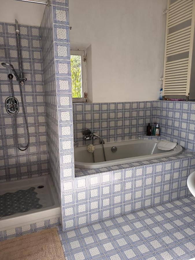 Gîte pour 2 personnes, avec terrasse et jardin ainsi que piscine et vue, animaux acceptés à Bordighera - 2