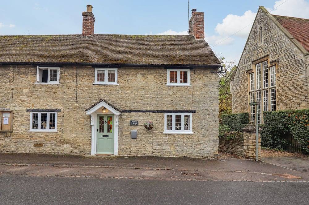 Wayside Cottage, pet friendly, with hot tub in Sharnbrook in Bedford