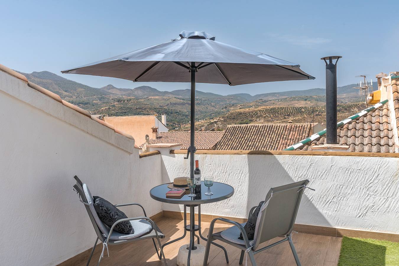 Apartamento entero, Apartamento 'El Santo' con vistas a la montaña, Wi-Fi y aire acondicionado in Melegís, El Valle