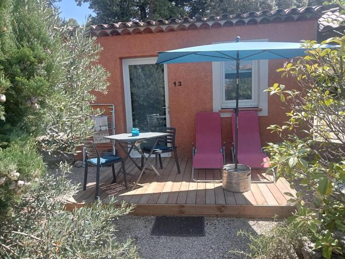 Gîte pour 2 personnes, avec terrasse ainsi que jardin et piscine à Régusse - 3