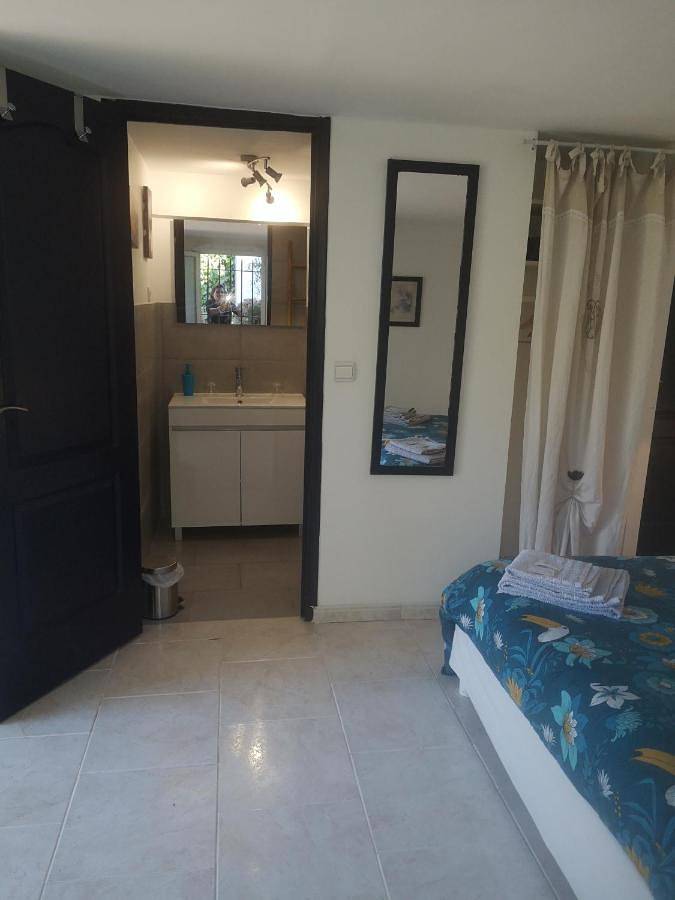 Location de vacances pour 2 personnes, avec piscine ainsi que vue et jardin à Puget-sur-Argens - 4