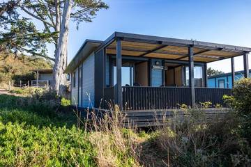 Gîte pour 6 personnes, avec vue sur le lac ainsi que terrasse et balcon/terrasse à Port l'Épine