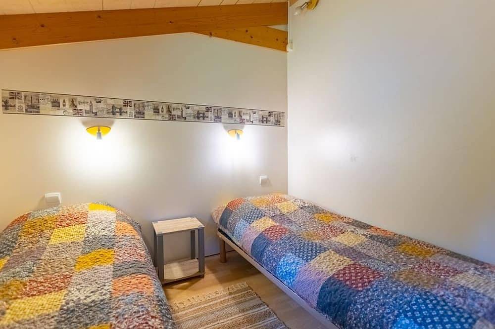 Chalet for 6 with Terrace in Fenouillet, Parc naturel régional Corbières-Fenouillèdes