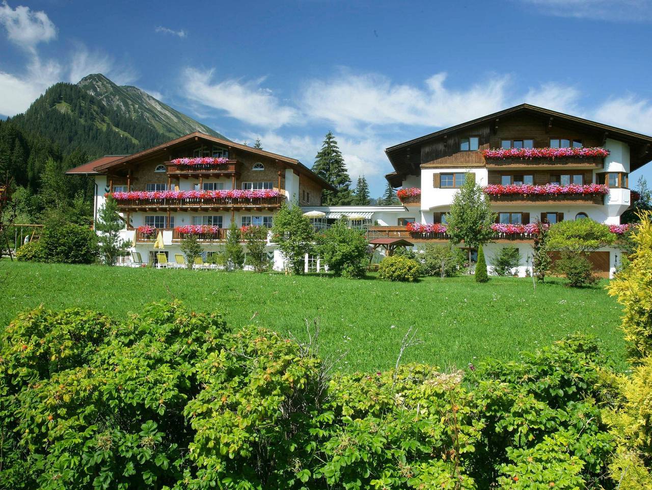 Landhaus Sammer - Komfort Doppelzimmer Türkenbund in Tannheim (Tirol), Allgäuer Alpen (Österreich)