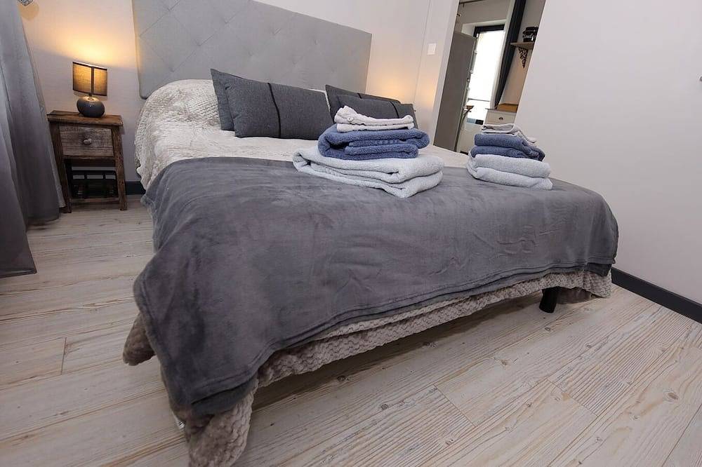 Entire apartment, New in 2018 apartment with sea and harbor views Ww2 Normandy landing beaches in Port-en-Bessin-Huppain, Bayeux region