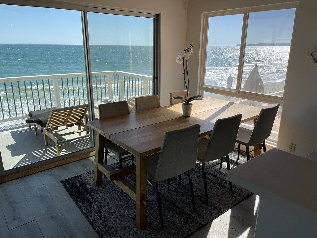 Superior Malibu Road Oceanfront Townhouse Private Beach in Malibu, Los Angeles County