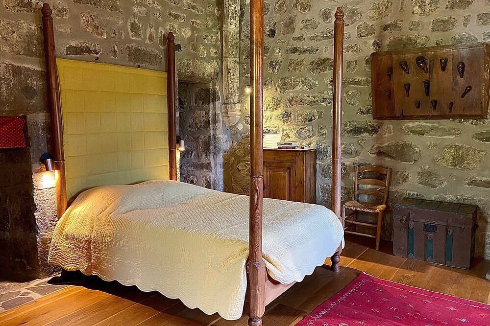 Chambre d’hôtes « Baldaquin et Salle de Garde » in Saint-Martin-sous-Vigouroux, Région de Saint-Flour