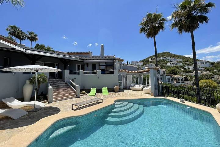 Ferienhaus für 8 Personen, mit Garten und Balkon sowie Whirlpool