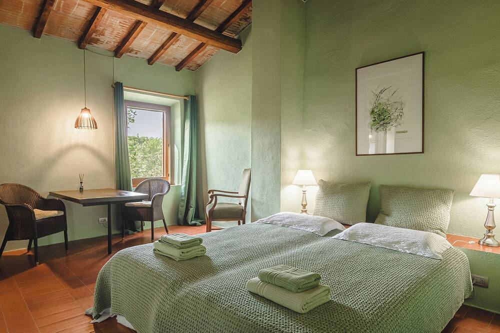 Podere Mencoini Spacious Tuscan Villa with Private Pool & Olive Grove near Siena in Sinalunga, Siena Provinz