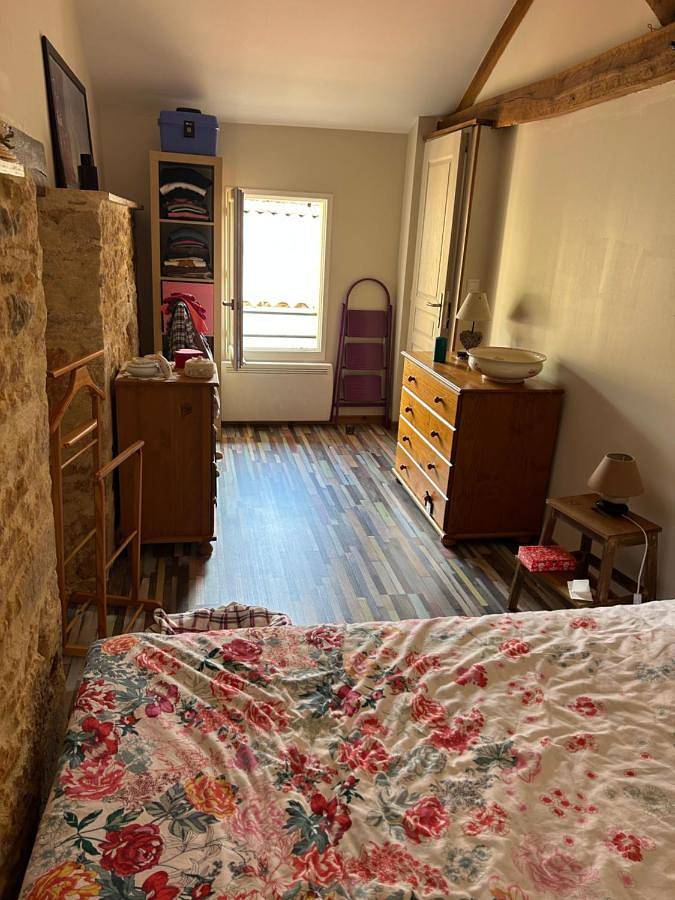 Location de vacances pour 4 personnes, avec terrasse ainsi que piscine et vue à Goujounac - 3