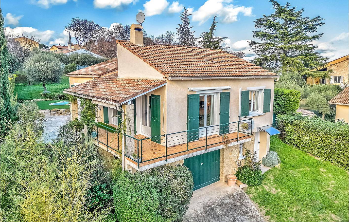 Appartement confortable avec piscine et parking, à 2 km du centre-ville in Connaux, Région de Nîmes