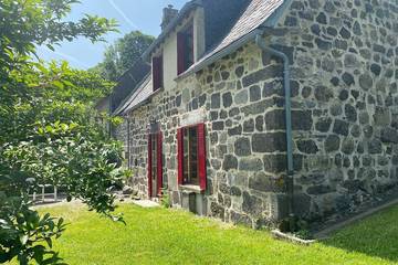 Gîte pour 6 personnes, avec terrasse à Le Falgoux