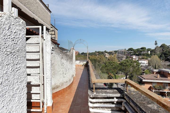 Entire apartment, Smart Loft Apartment with Private Terrace, Wi-Fi, and Air Conditioning in Rome, Rome Province