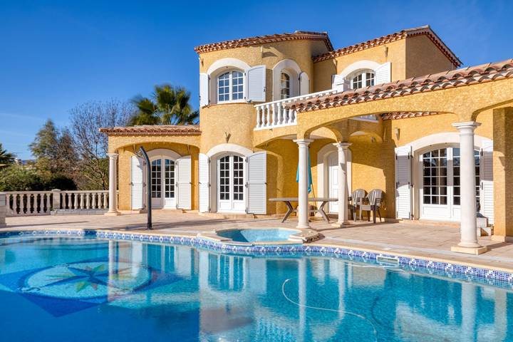 Apartamento entero, Apartamento 'Madrague St Vincent Apt B' con piscina compartida, Wi-Fi y aire acondicionado in Agde, Costa mediterránea (Francia)