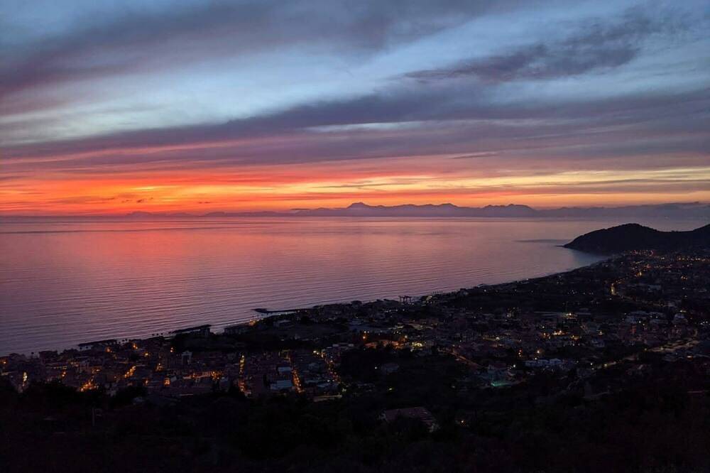 Entire apartment, Penthouse with Panoramic Terrace and Sea View in Cilento in Castellabate, Cilento