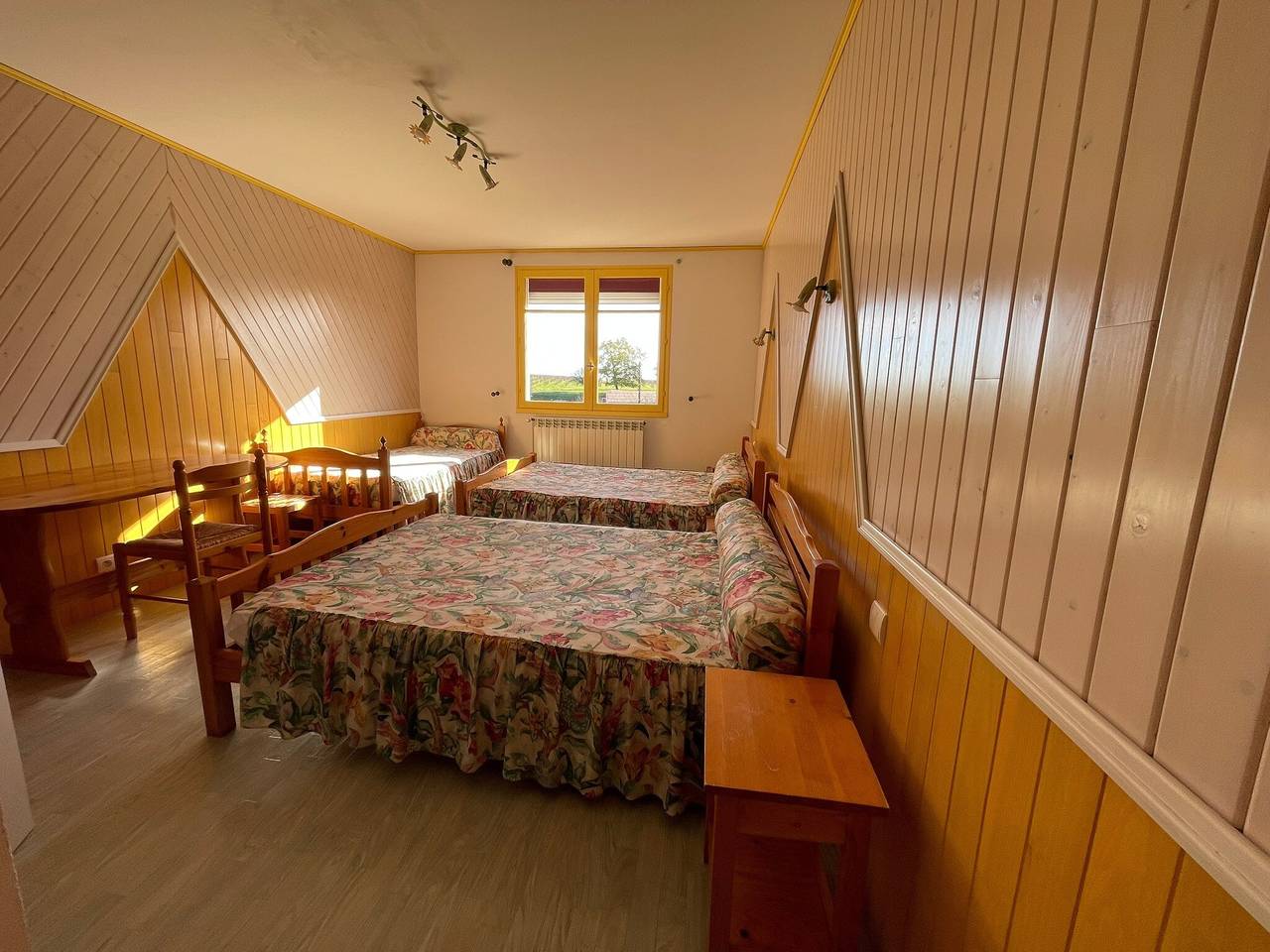 Bed and Breakfast 'Chambre Jaune' con terraza y jardín compartidos y Wi-Fi in Verrières (Charente), Charente