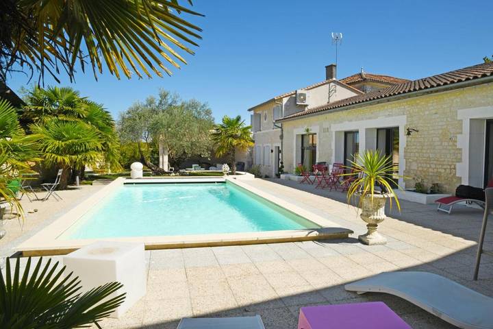 Location de vacances pour 10 personnes, avec Jacuzzi et Terrasse ainsi que Jardin et Piscine dans Sigogne