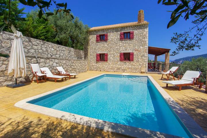 Villa για 4 άτομα, με Μπαλκόνι και Ταράτσα καθώς και Πισίνα και Θέα στην Ιθάκη