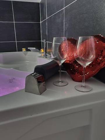 Gîte pour 2 personnes, avec jacuzzi et jardin à Le Coteau