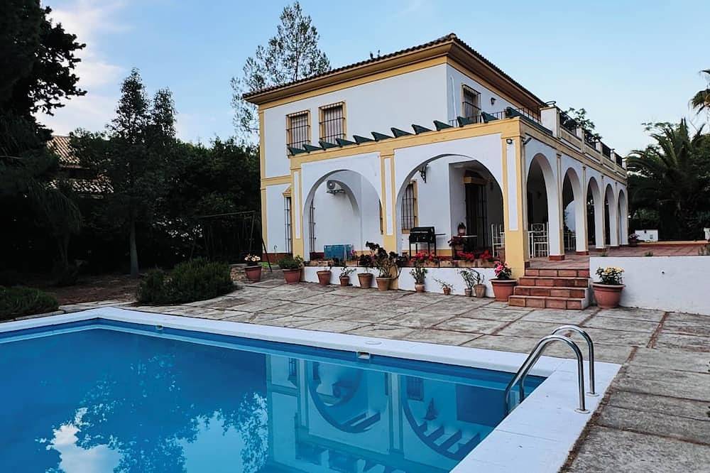 Casa Sevilla -Giralda, villa with swimming pool just a few minutes from the center of Seville in Mairena del Aljarafe, Sevilla Provinz