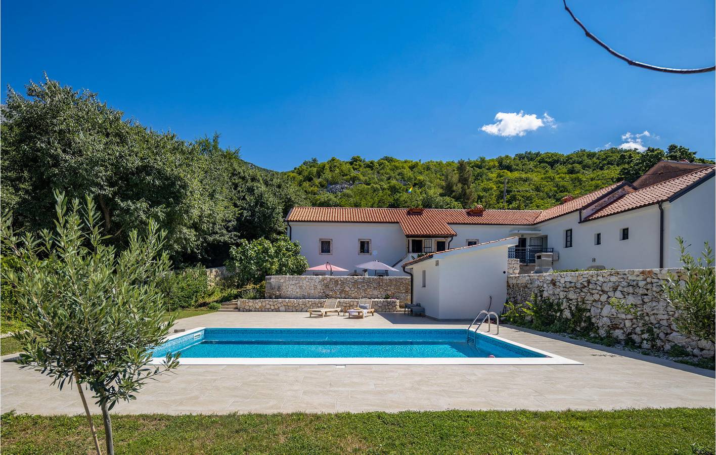 Gezellig appartement van 300 m² met zwembad, wifi en terras, vlak bij de bezienswaardigheden van Tribalj in Tribalj, Primorje-Gorski Kotar