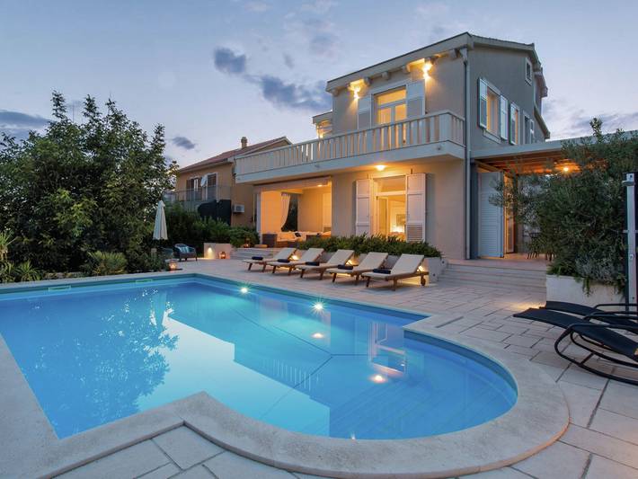 Ferienhaus für 11 Personen, mit Balkon und Pool, mit Haustier in Kaštela