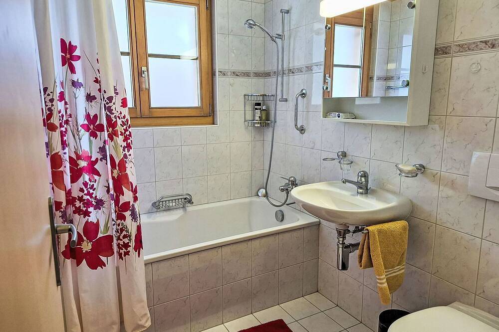Ganze Wohnung, Gemütliche Wohnung für 4 Personen mit  W-Lan, Tv, Balkon, Haustiere erlaubt und Panoramablick in Kandersteg, Frutigen - Lenk - Adelboden