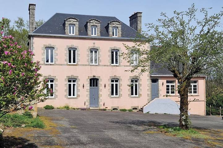 Location de vacances pour 10 personnes, avec terrasse et jardin, animaux acceptés à Langoëlan