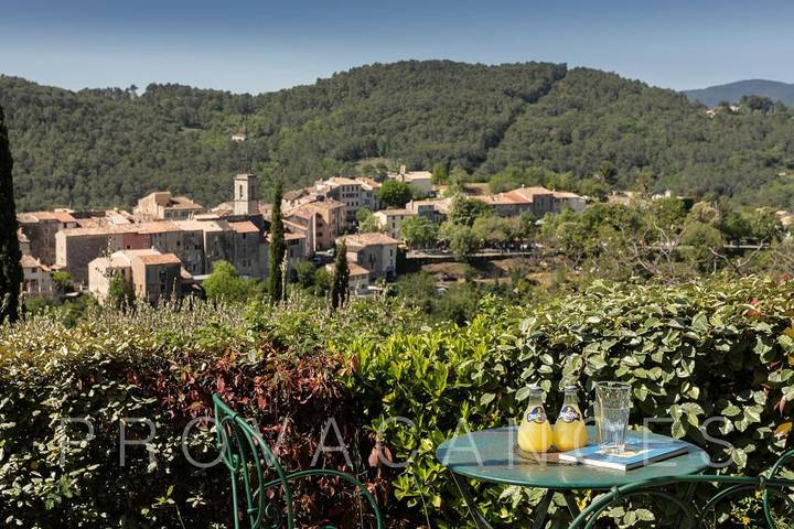 Charmantes Ferienhaus mit schöner Aussicht auf das Dorf in Claviers, Draguignan Region