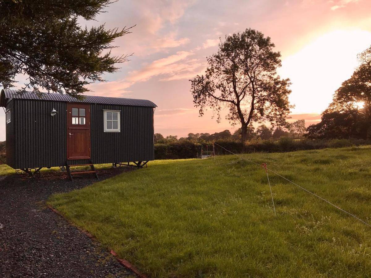 Sheelin Huts Blue, Hot-tub available From 1st April until 1st November in Ballymachugh ED, County Cavan