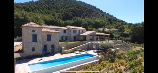 Location de vacances pour 16 personnes, avec piscine ainsi que jardin et vue, adapté aux familles à Séguret