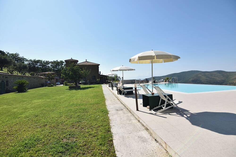 Farmhouse with infinity pool. Ideal for groups. in Perdifumo, Cilento Coast