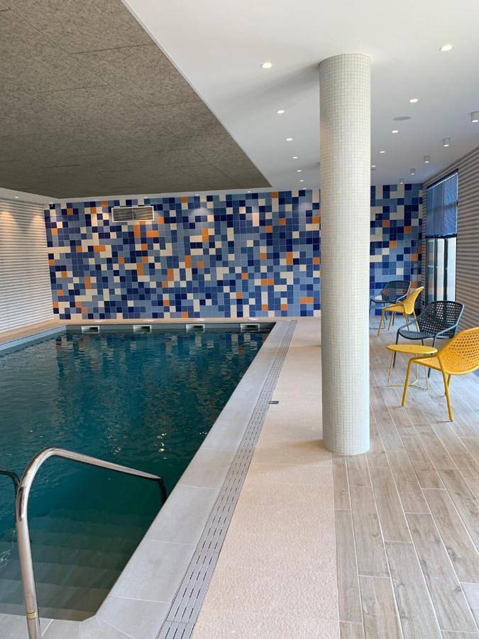 Appart’hôtel pour 2 personnes, avec jardin et piscine ainsi que sauna et vue, animaux acceptés