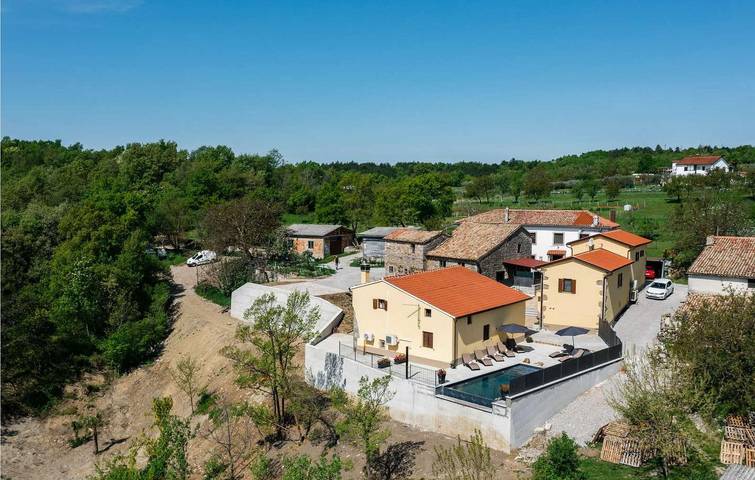 Location de vacances pour 8 personnes, avec terrasse ainsi que piscine et jacuzzi à Buzet - 2
